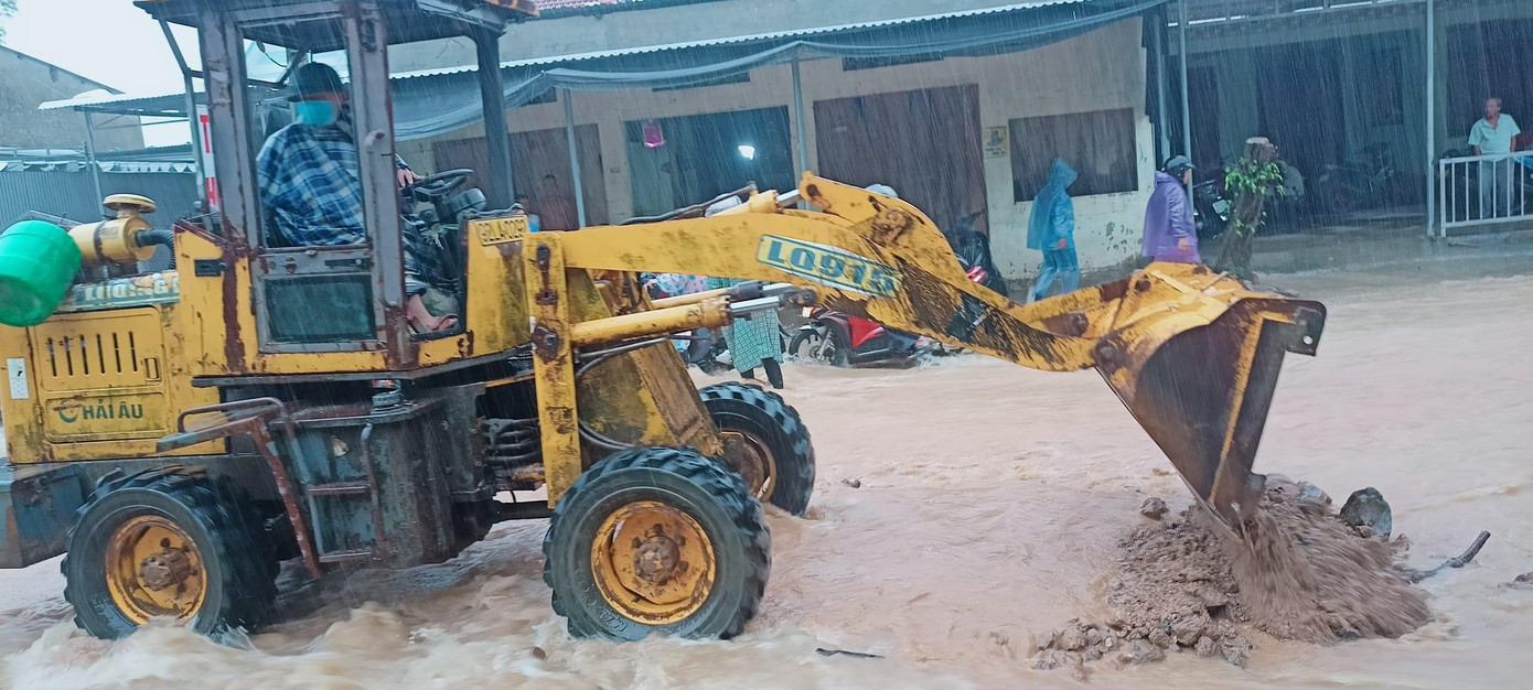 Ngay trong sáng ngày 10/10, lực lượng chức năng đã huy động phương tiện để xử lý đất đá trôi xuống QL14B.