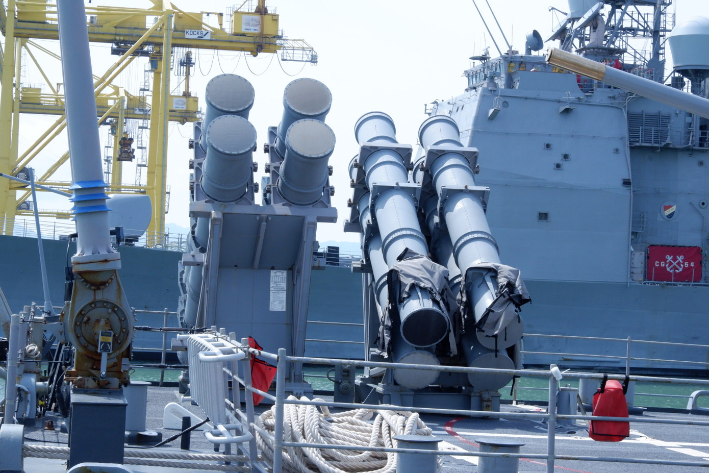 Cả hai tàu tuần dương USS Antietam (CG-54) và USS Robert Smalls (CG-62) đều mang tên lửa dẫn đường.