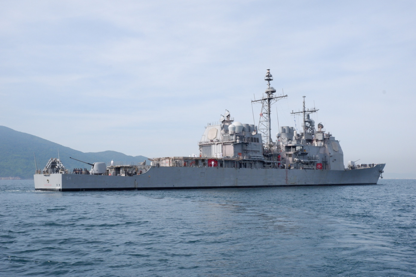 Hai tàu tuần dương USS Antietam (CG-54) và USS Robert Smalls (CG-62) hộ tống tàu sân bay USS Ronald Reagan đến Đà Nẵng. Khi tàu sân bay đã neo đậu ở vịnh Đà Nẵng, 2 tàu tuần dương mới từ từ tiến vào neo ở cầu cảng Tiên Sa. Ảnh: Nguyễn Thành
