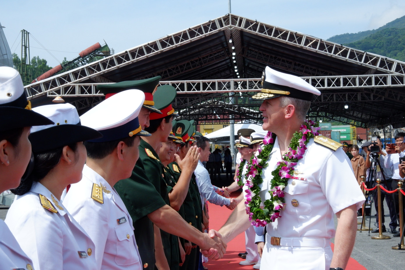 Lễ tiếp đón và chào mừng thủy thủ đoàn tàu sân bay USS Ronald Reagan (CVN 76) được tổ chức tại cảng Đà Nẵng vào chiều ngày 25/6. Ông Hồ Kỳ Minh, Phó Chủ tịch UBND TP Đà Nẵng đã chủ trì lễ đón. Tham dự lễ còn có đại diện Bộ Quốc phòng, Sở Ngoại vụ TP Đà Nẵng, cùng một số cơ quan chức năng của Việt Nam.