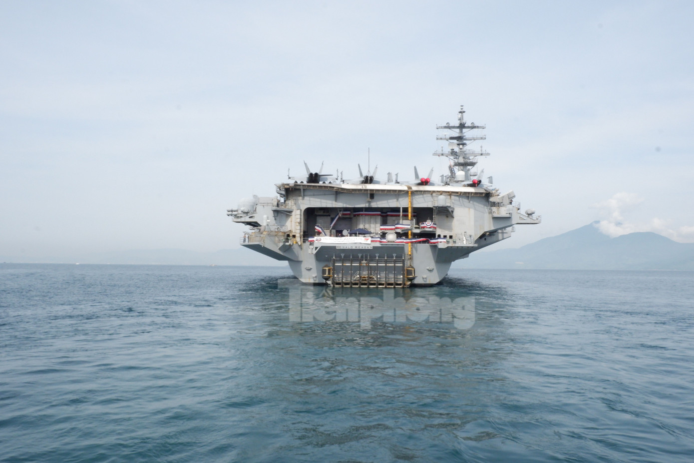 Tàu sân bay Mỹ USS Ronald Reagan tiến vào vịnh Đà Nẵng.