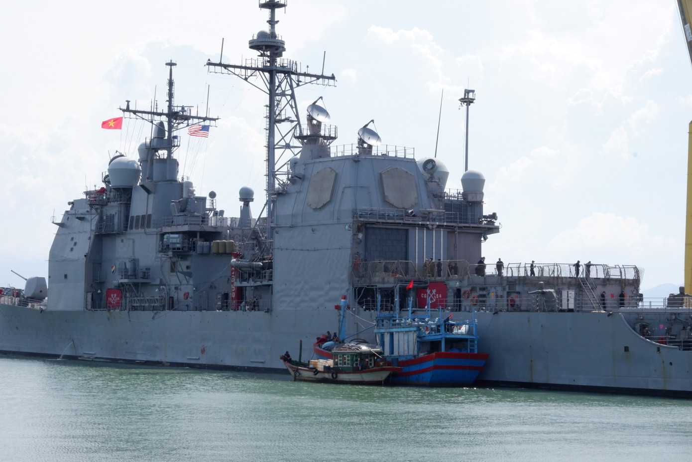 Các nhóm sỹ quan và thủy thủ đoàn tham gia một số hoạt động cộng đồng tại Đà Nẵng như giao lưu văn nghệ, thể thao, ẩm thực, tiếng Anh, hoạt động nhân đạo tại Làng Hy Vọng, Trung tâm Nuôi dưỡng trẻ mồ côi Hoa Mai…