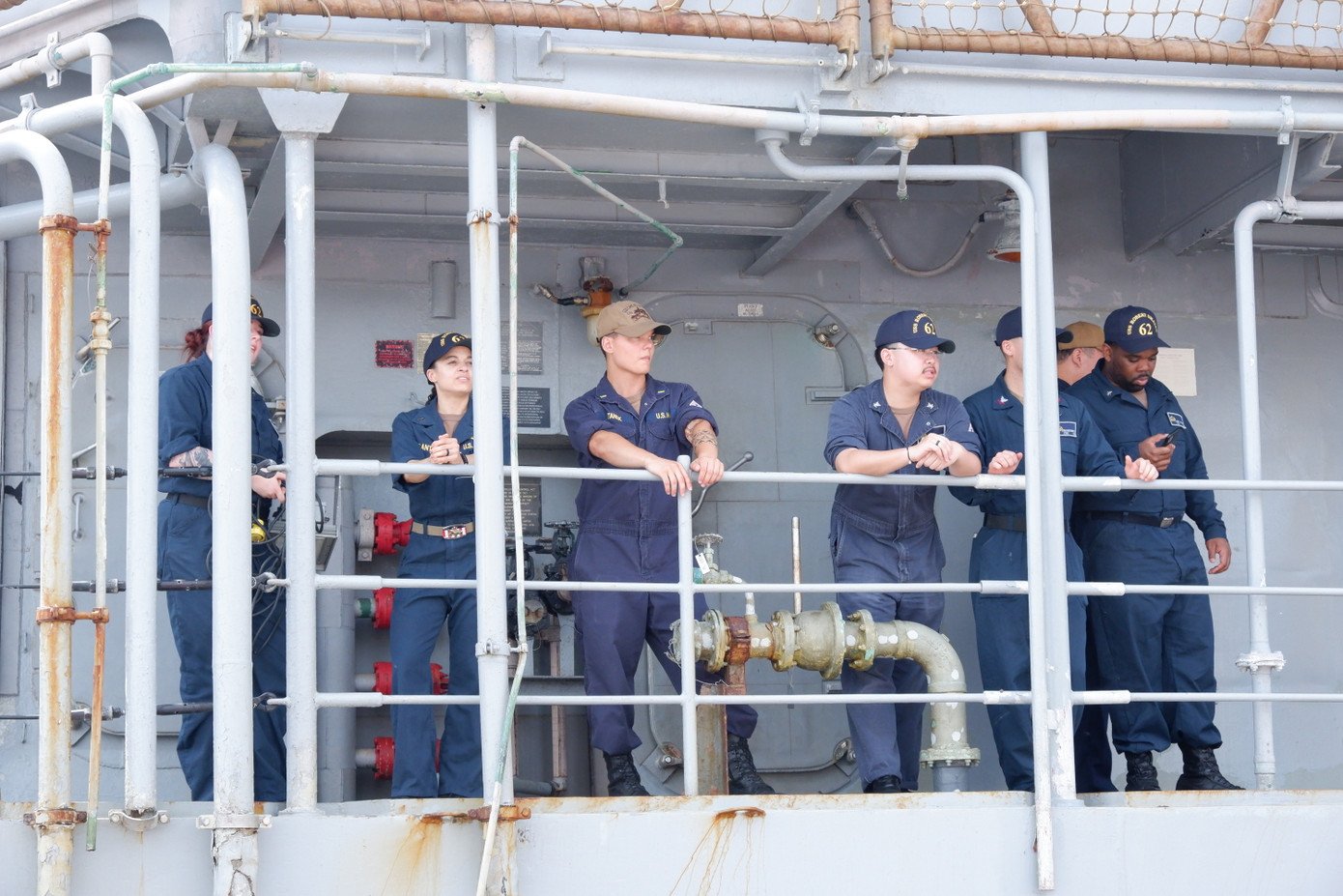Các thủy thủ đoàn trên tàu tuần dương USS Robert Smalls (CG-62).