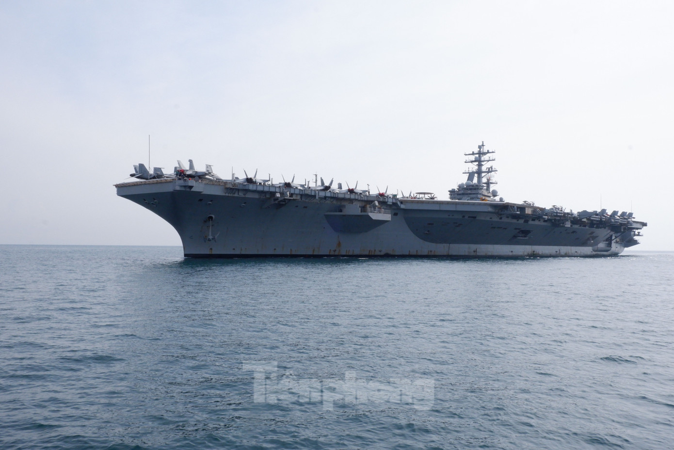 Tàu sân bay USS Ronald Reagan trên biển Đà Nẵng sáng ngày 25/6.