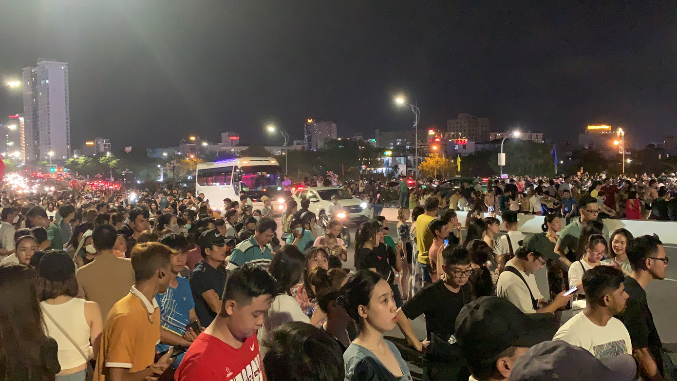 Trong khi nhiều người còn nán lại chờ hết tắc đường mới di chuyển. Trong khi nhiều người còn nán lại chờ hết tắc đường mới di chuyển.