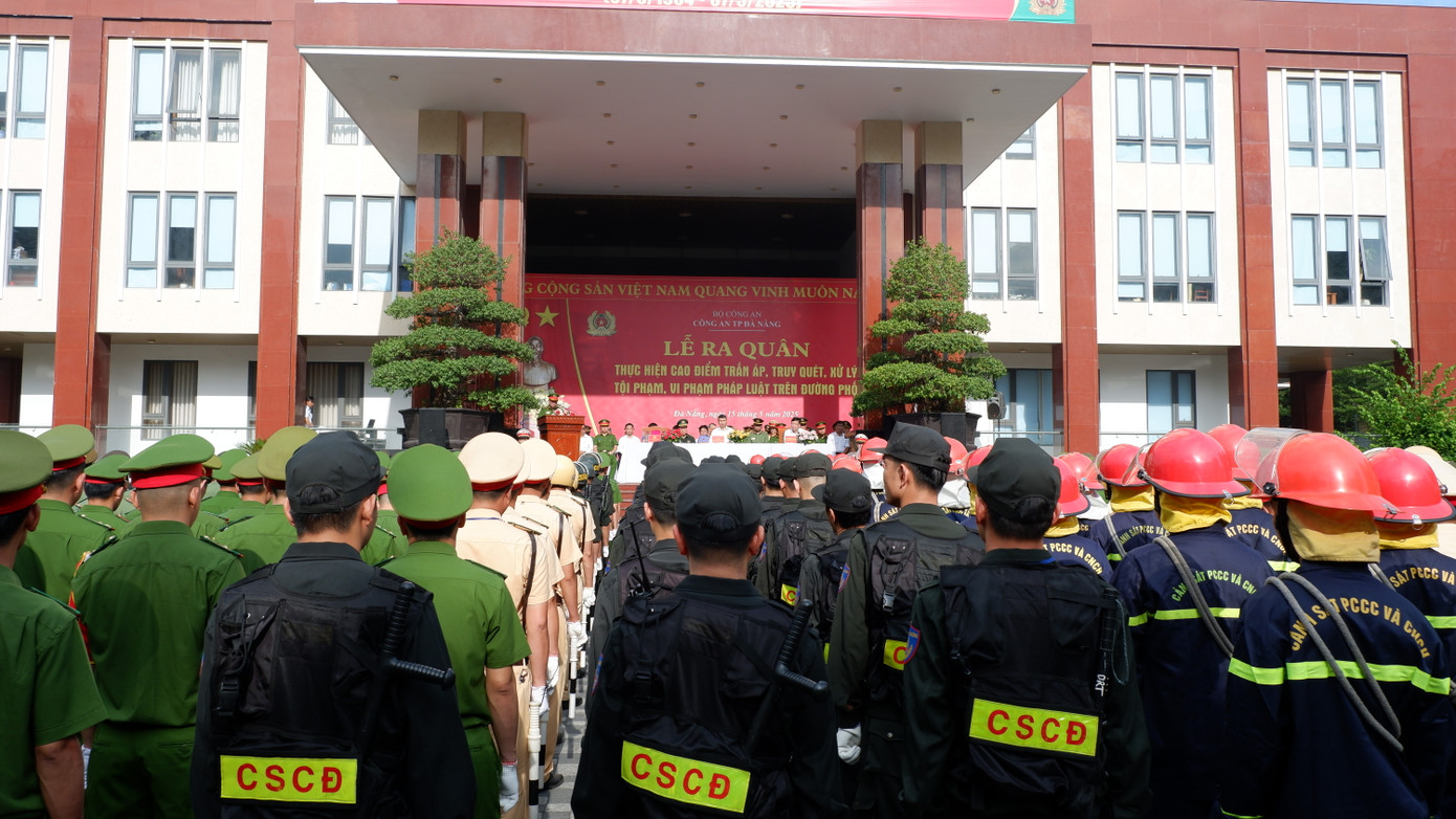 Sáng 15/5, Công an TP Đà Nẵng đã mở đợt cao điểm đồng loạt ra quân trấn áp, truy quét, xử lý tội phạm, vi phạm pháp luật trên đường phố. Đợt cao điểm, nhằm bảo đảm tuyệt đối an toàn trước, trong và sau Lễ hội Pháo hoa quốc tế Đà Nẵng DIFF 2025, cao điểm mùa du lịch hè, các sự kiện chính trị diễn ra trên địa bàn thành phố trong thời gian từ 15/5 đến 15/7.