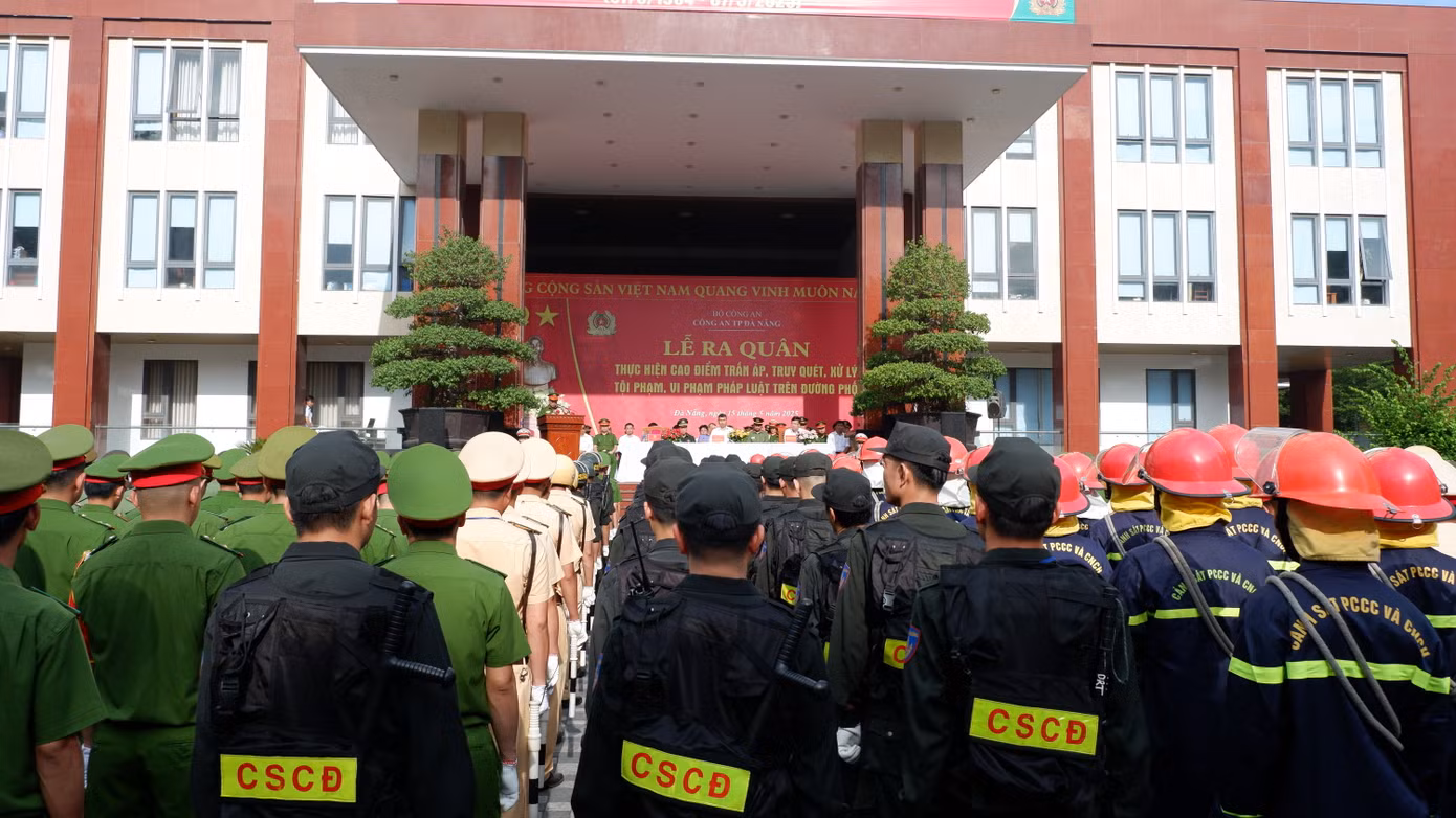 Sáng 15/5, Công an TP Đà Nẵng đã mở đợt cao điểm đồng loạt ra quân trấn áp, truy quét, xử lý tội phạm, vi phạm pháp luật trên đường phố. Đợt cao điểm, nhằm bảo đảm tuyệt đối an toàn trước, trong và sau Lễ hội Pháo hoa quốc tế Đà Nẵng DIFF 2025, cao điểm mùa du lịch hè, các sự kiện chính trị diễn ra trên địa bàn thành phố trong thời gian từ 15/5 đến 15/7.