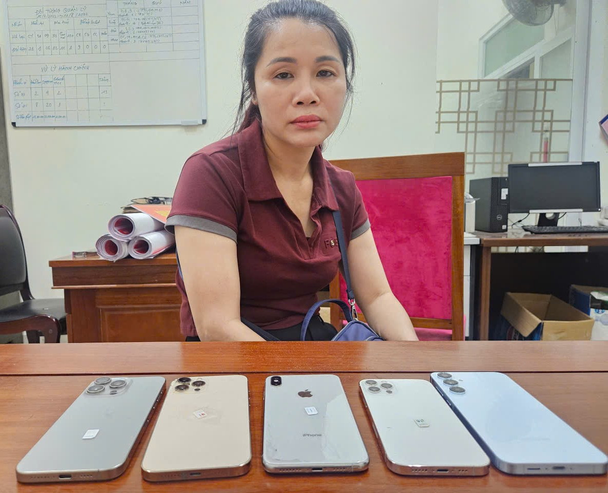 Trần Thị Nguyên và tang vật thu giữ trong vụ án. Trần Thị Nguyên và tang vật thu giữ trong vụ án.