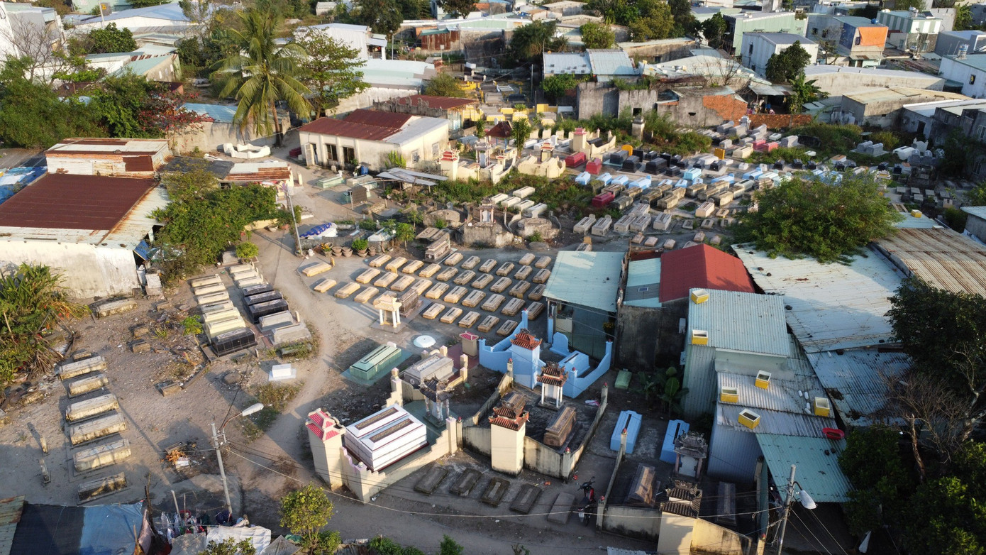 Gần 2.000 ngôi mộ xen lẫn khu dân cư ở Hòa Khánh Nam. Gần 2.000 ngôi mộ xen lẫn khu dân cư ở Hòa Khánh Nam.