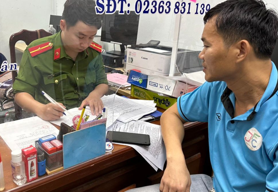 Nhà báo Hoàng Quân trình báo sự việc với công an Sơn Trà. Nhà báo Hoàng Quân trình báo sự việc với công an Sơn Trà.