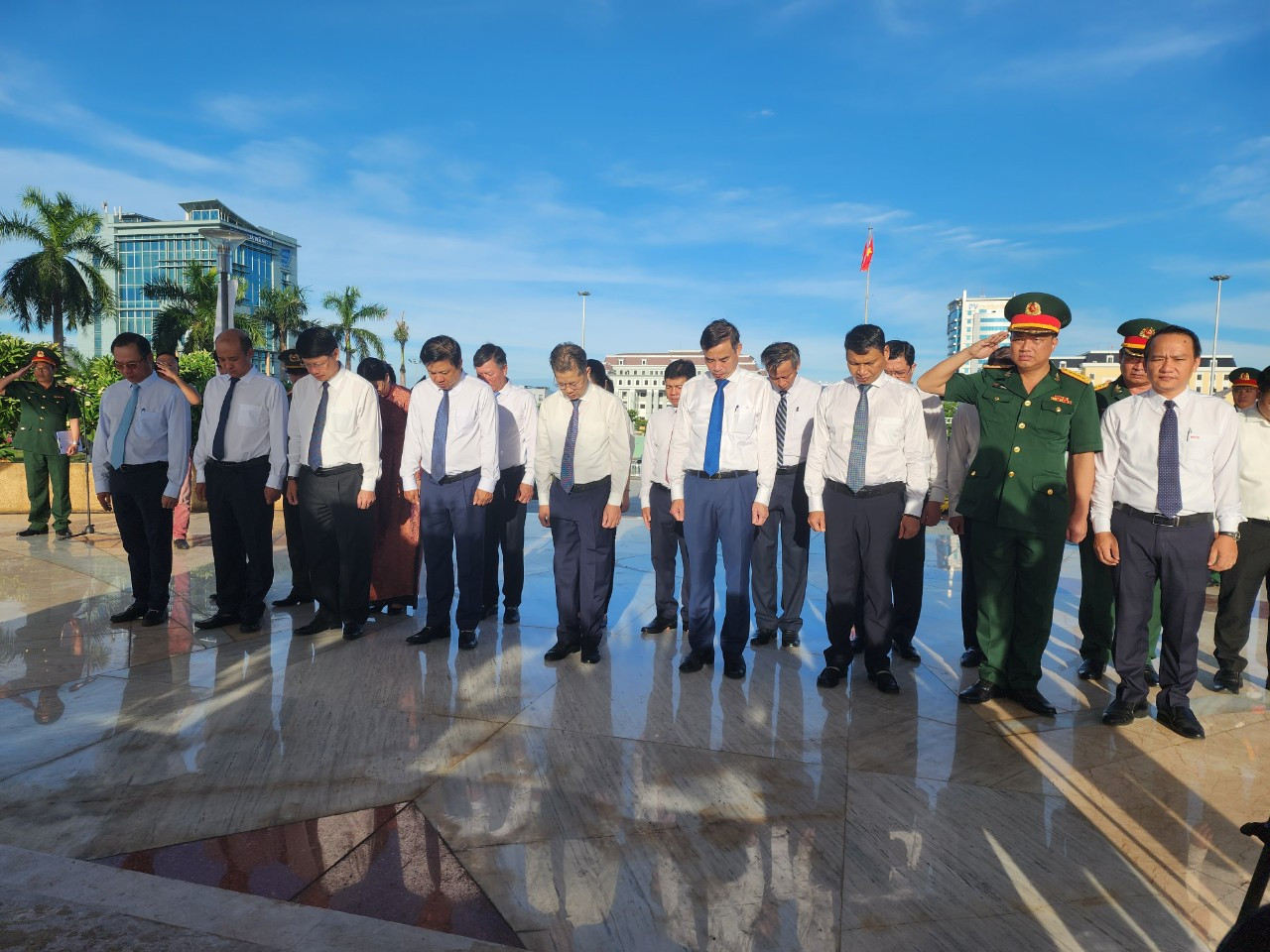 Phút tưởng niệm các Anh hùng, liệt sĩ đã hy sinh cho sự nghiệp đấu tranh, bảo vệ Tổ quốc. Phút tưởng niệm các Anh hùng, liệt sĩ đã hy sinh cho sự nghiệp đấu tranh, bảo vệ Tổ quốc.