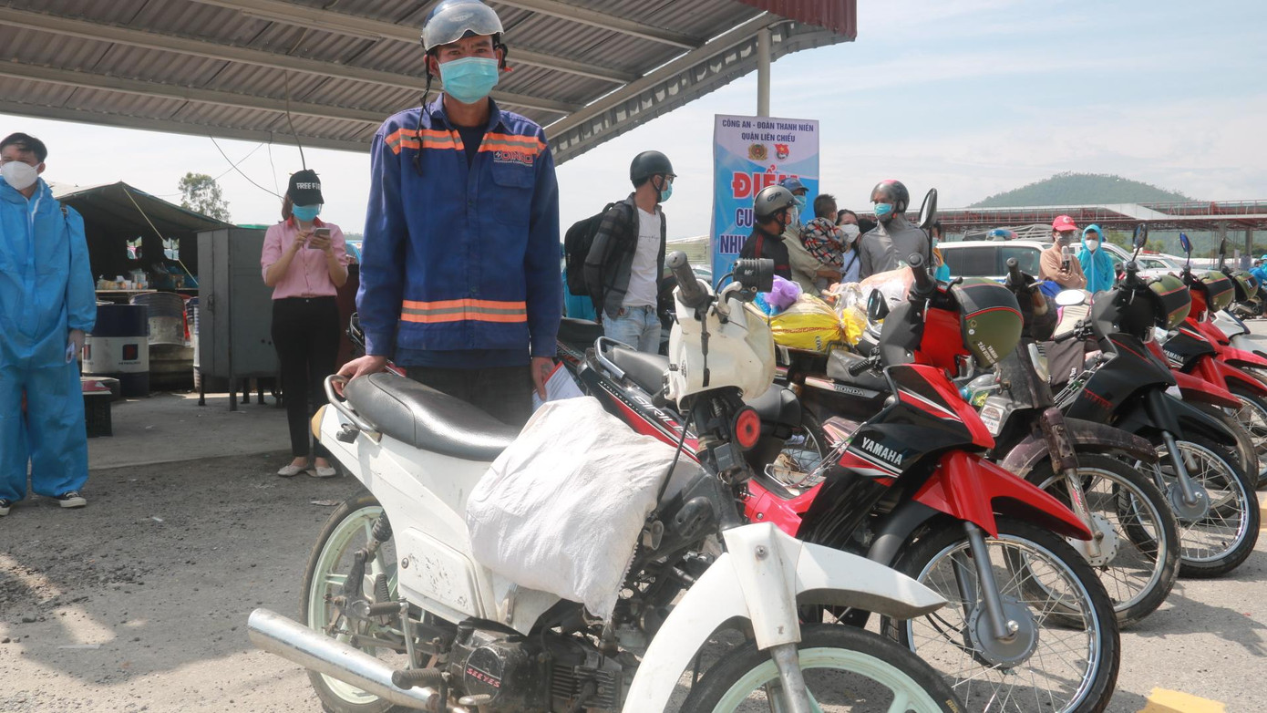 Ông Bùi Văn Đoàn (quê ở Thạch Thành, Thanh Hoá) đi chiếc xe cũ từ Đồng Nai về đến Đà Nẵng. Tại trạm, ông được tặng chiếc xe máy mới. "Tôi rất bất ngờ và vui mừng vì được tặng xe máy mới. Không biết nói gì hơn xin cảm ơn Đà Nẵng, cảm ơn mọi người rất nhiều", ông Đoàn nói. Ông Bùi Văn Đoàn (quê ở Thạch Thành, Thanh Hoá) đi chiếc xe cũ từ Đồng Nai về đến Đà Nẵng. Tại trạm, ông được tặng chiếc xe máy mới. "Tôi rất bất ngờ và vui mừng vì được tặng xe máy mới. Không biết nói gì hơn xin cảm ơn Đà Nẵng, cảm ơn mọi người rất nhiều", ông Đoàn nói.