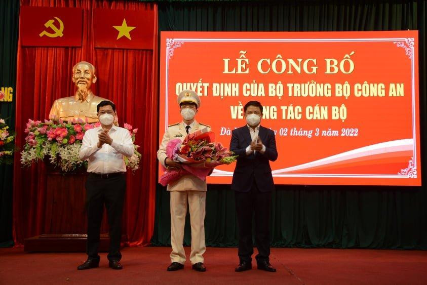 Lãnh đạo TP Đà Nẵng tặng hoa chúc mừng Trung tá Nguyễn Đại Đồng nhận nhiệm vụ mới. Lãnh đạo TP Đà Nẵng tặng hoa chúc mừng Trung tá Nguyễn Đại Đồng nhận nhiệm vụ mới.