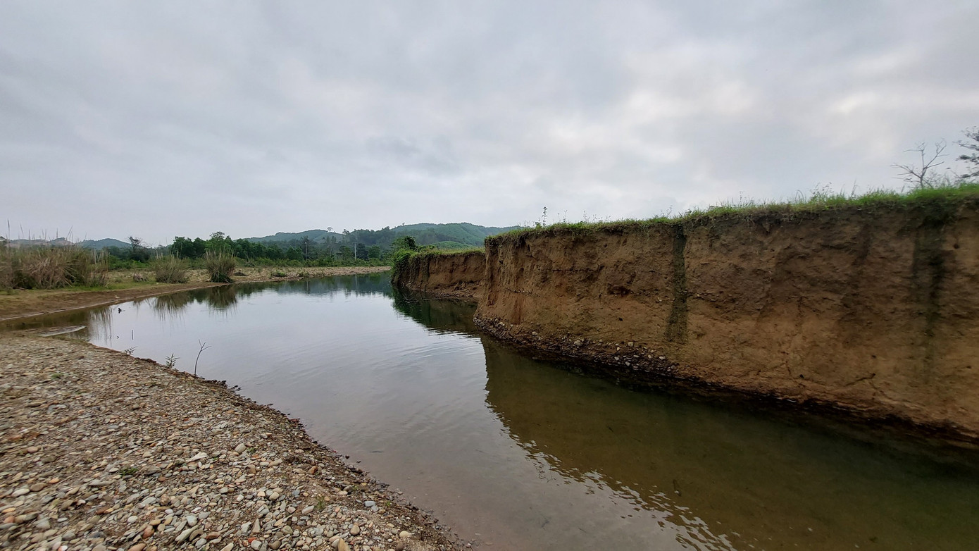 Đặc biệt, trong trận lũ lụt lịch sử cuối năm 2022 đã có một số vị trí bố trí hệ thống mương, cống thoát nước không phù hợp nên gây ngập lụt phía thượng lưu, thiệt hại về nhà ở, tài sản của người dân và xói lở, trồi đất sản xuất phía hạ lưu. Đặc biệt, trong trận lũ lụt lịch sử cuối năm 2022 đã có một số vị trí bố trí hệ thống mương, cống thoát nước không phù hợp nên gây ngập lụt phía thượng lưu, thiệt hại về nhà ở, tài sản của người dân và xói lở, trồi đất sản xuất phía hạ lưu.