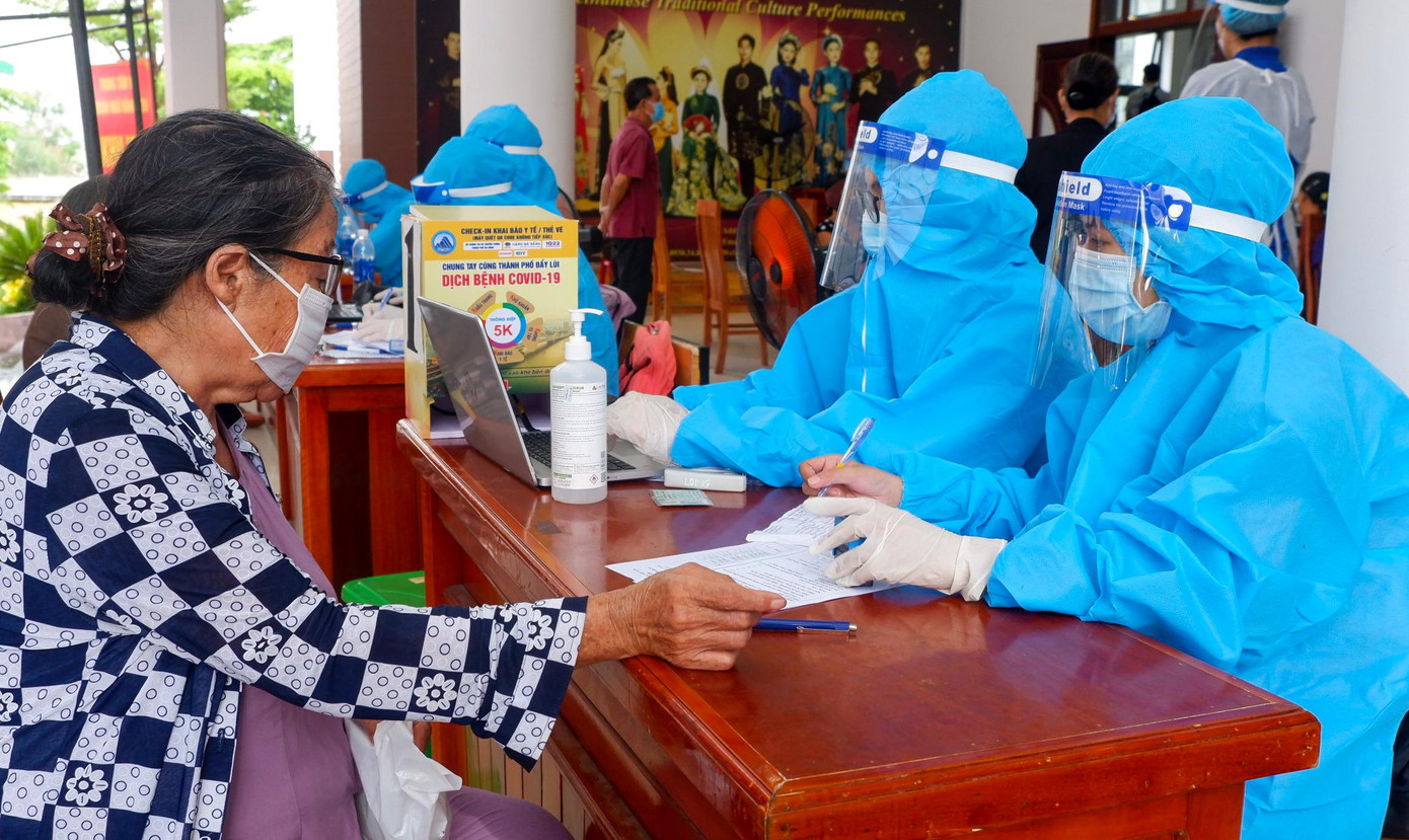 Để đẩy nhanh tốc độ, ngành y tế TP Đà Nẵng đã bố trí 66 điểm tiêm chủng tại các quận huyện. Cụ thể, Cung Thể thao Tiên Sơn 10 điểm, Bệnh viện Ung bướu 7 điểm, Trung tâm Hội chợ Triển lãm 14 điểm, Nhà Văn hóa Thể thao quận Ngũ Hành Sơn 6 điểm, Khu công nghiệp quận Liên Chiểu 3 điểm, Trung tâm Văn hóa Thể thao quận Thanh Khê 8 điểm, Ký túc xá phía tây 7 điểm, Trung tâm Văn hóa - Thể thao quận Sơn Trà 8 điểm, Bệnh viện Đà Nẵng 3 điểm. Ngoài ra, ngành y tế còn tổ chức 2 điểm tiêm trên xe tiêm lưu động.