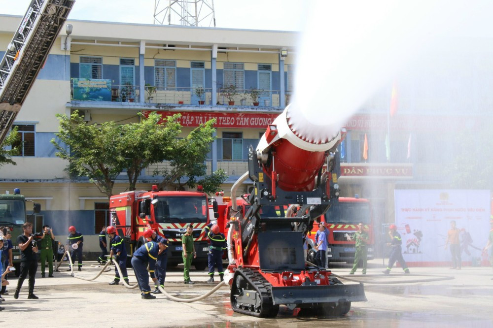 Robot chữa cháy tham gia một đợt diễn tập ở Đà Nẵng. Robot chữa cháy tham gia một đợt diễn tập ở Đà Nẵng.