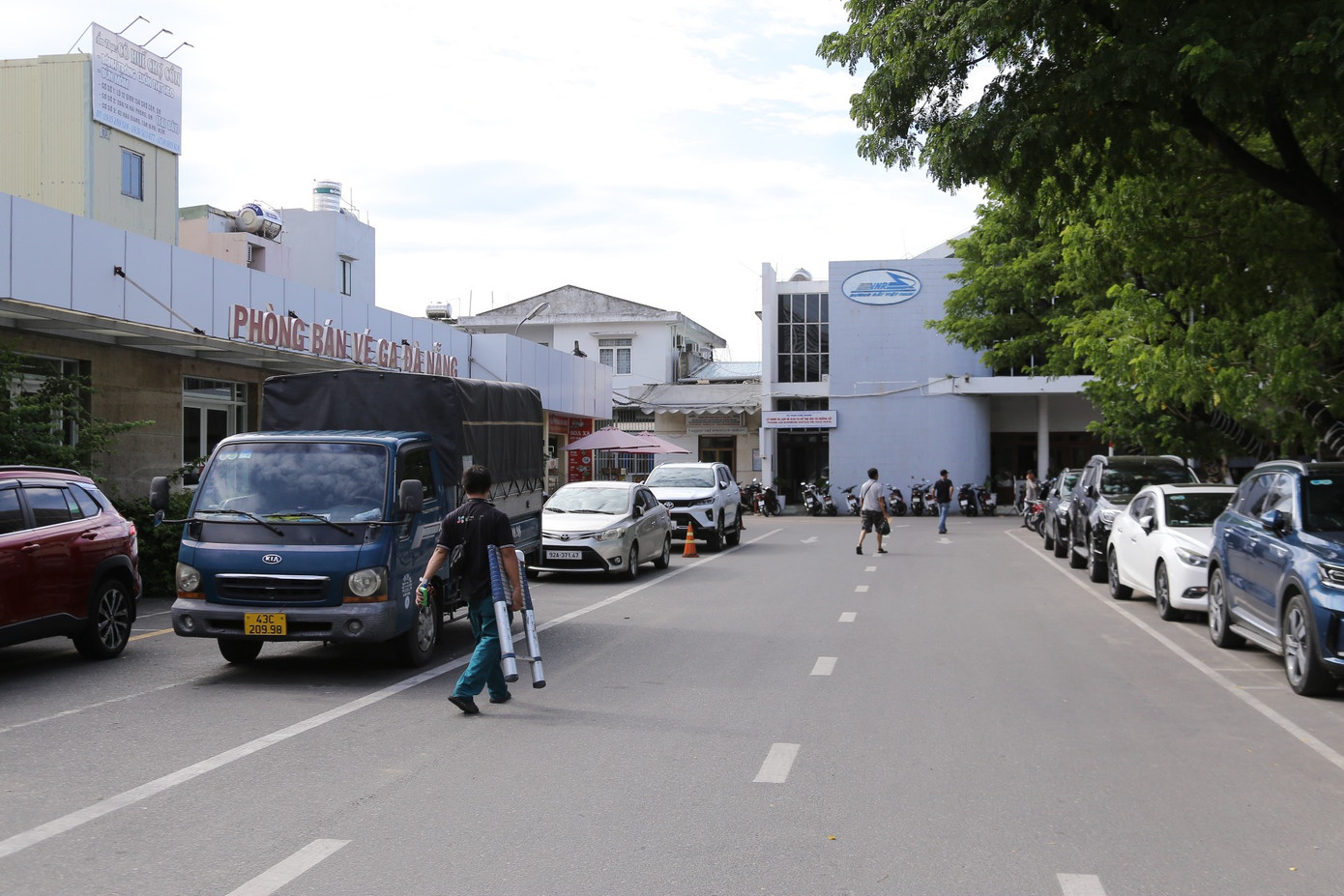 Khu vực bán vé của ga Đà Nẵng luôn đông đúc xe cộ, người mua vé đi tàu. Khu vực bán vé của ga Đà Nẵng luôn đông đúc xe cộ, người mua vé đi tàu.
