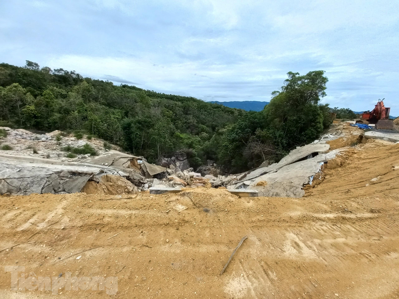 Nhiều vị trí sạt lở đã xuất hiện dọc tuyến đường mới mở lên đỉnh núi Bằng Am. Nhiều vị trí sạt lở đã xuất hiện dọc tuyến đường mới mở lên đỉnh núi Bằng Am.