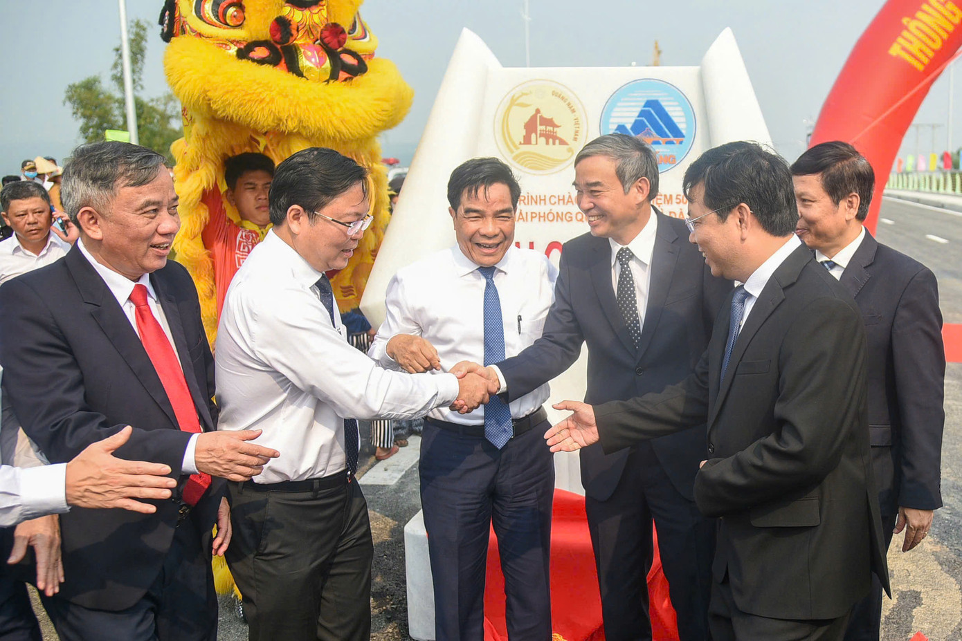 Cuối tháng 3/2025, nhân kỷ niệm 50 năm ngày giải phóng Quảng Nam và Đà Nẵng, 2 địa phương thời điểm đó đã tổ chức lễ thông xe kỹ thuật cầu Quảng Đà. Thời điểm đó cây cầu bắc qua sông Yên là biểu tượng kết nối huyện Hòa Vang của TP Đà Nẵng và thị xã Điện Bàn của tỉnh Quảng Nam. Trong ảnh, lãnh đạo TP Đà Nẵng (cũ) và Quảng Nam (cũ) bắt tay chào mừng thông xe kỹ thuật cầu Quảng Đà trước thềm sáp nhập 2 địa phương.