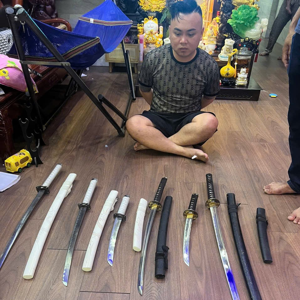 "Trung AK" và vũ khí thu giữ. "Trung AK" và vũ khí thu giữ.