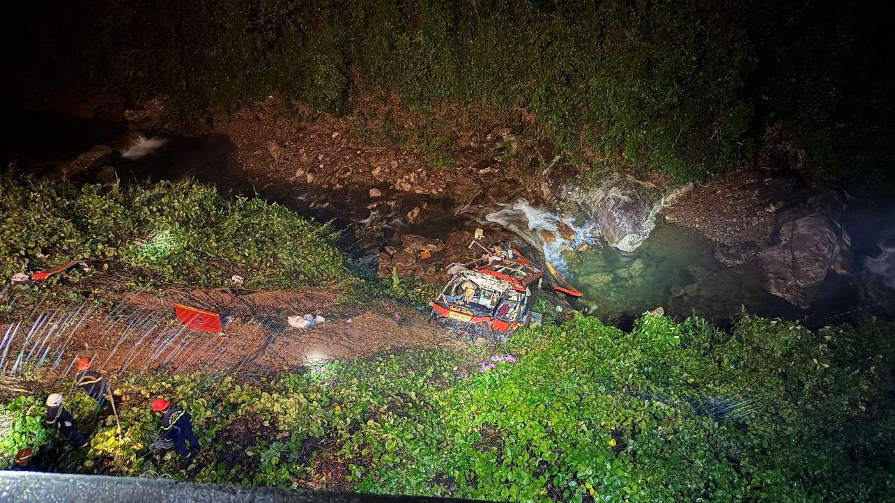 Chiếc xe nằm dưới vực sâu hàng chục mét. Xe khách 47D-01067 rơi xuống vực sâu hơn nữa, địa hình phức tạp hơn nên công tác tiếp cận hiện trường, triển khai cứu hộ rất khó khăn.