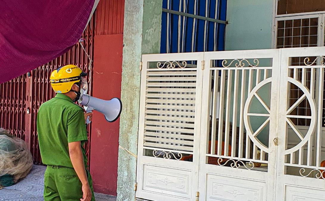 Một chiến sĩ công an đến tận cửa nhà dân để nhắc nhở bà con thực hiện nghiêm các quy định về phòng chống dịch COVID-19. Một chiến sĩ công an đến tận cửa nhà dân để nhắc nhở bà con thực hiện nghiêm các quy định về phòng chống dịch COVID-19.