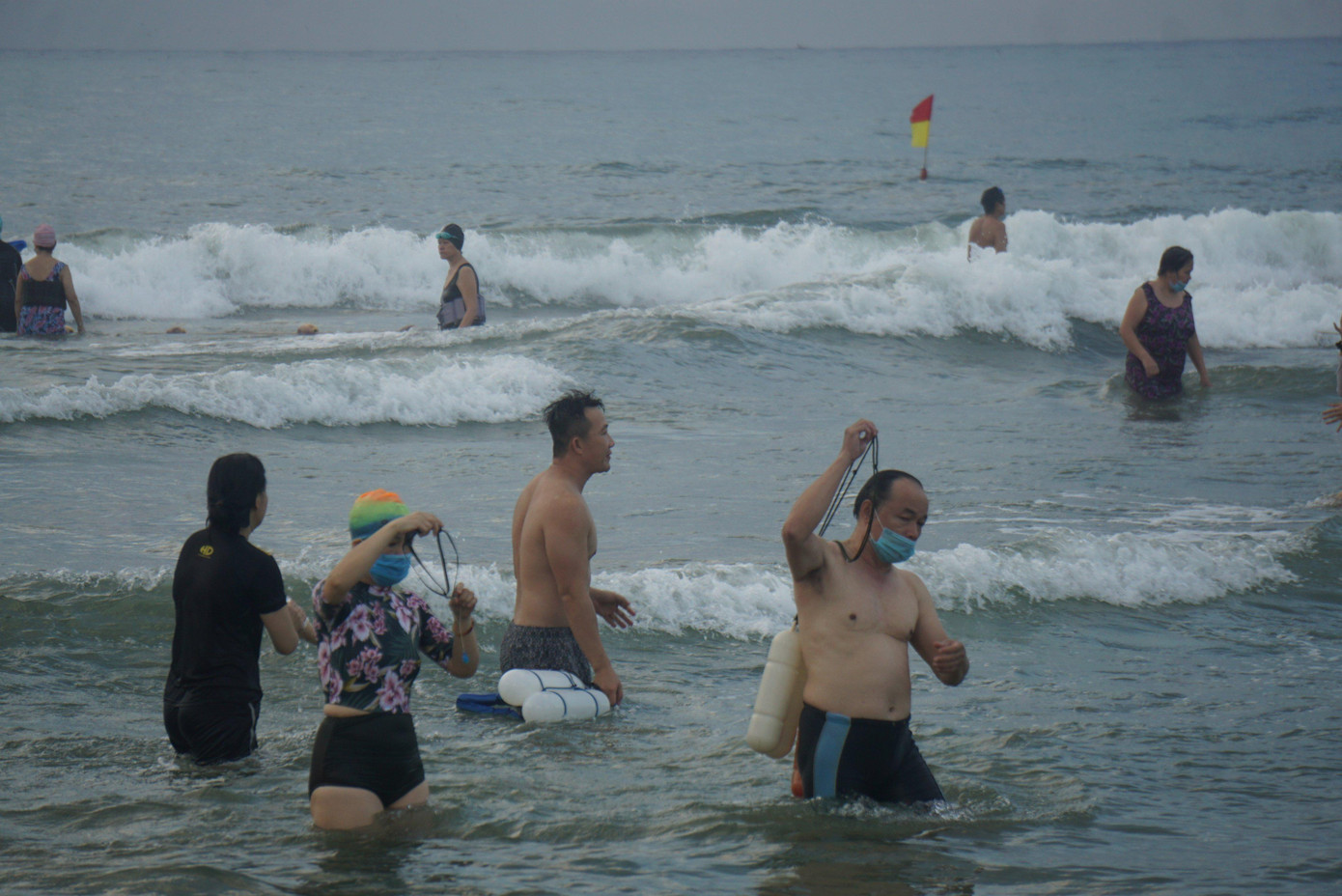 Cụ thể, người dân chỉ được tắm biển vào buổi sáng từ 4h30 đến không quá 8h. Buổi chiều từ 16h30 đến không quá 19h. Cụ thể, người dân chỉ được tắm biển vào buổi sáng từ 4h30 đến không quá 8h. Buổi chiều từ 16h30 đến không quá 19h.