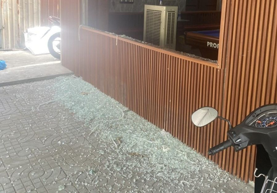 Một quán bida bị đập cửa kính. Một quán bida bị đập cửa kính.