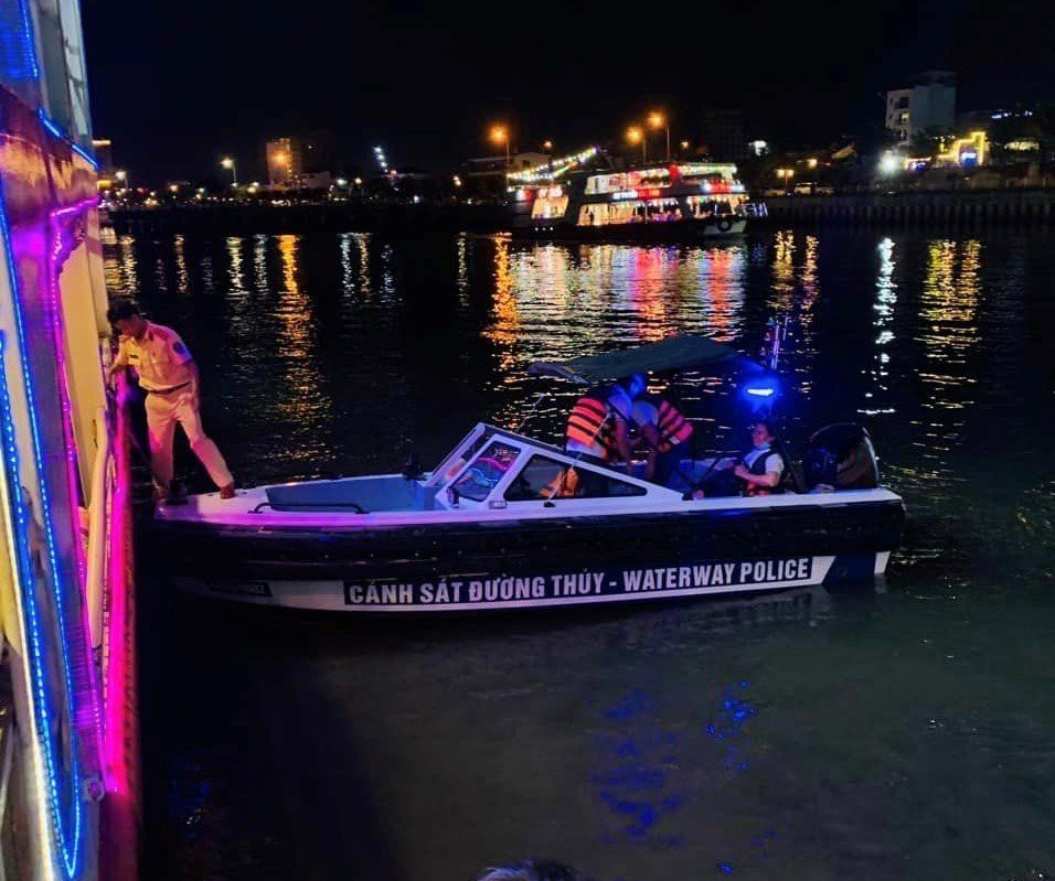 Lực lượng CSGT Công an TP Đà Nẵng tiếp cận tàu bị mắc cạn để đưa toàn bộ 70 du khách vào bờ an toàn.