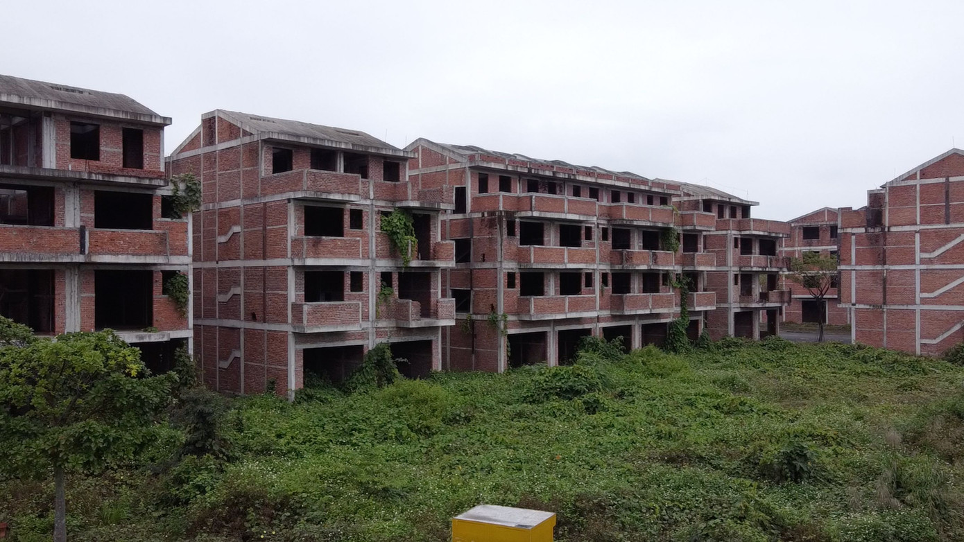 Các biệt thự song lập bên trong dự án cây cối mọc um tùm. Theo UBND TP Đà Nẵng vướng mắc của dự án đã được Bộ KH&ĐT có ý kiến. Về phía địa phương cũng đang tìm mọi cách để tháo gỡ cho nhà đầu tư Các biệt thự song lập bên trong dự án cây cối mọc um tùm. Theo UBND TP Đà Nẵng vướng mắc của dự án đã được Bộ KH&ĐT có ý kiến. Về phía địa phương cũng đang tìm mọi cách để tháo gỡ cho nhà đầu tư