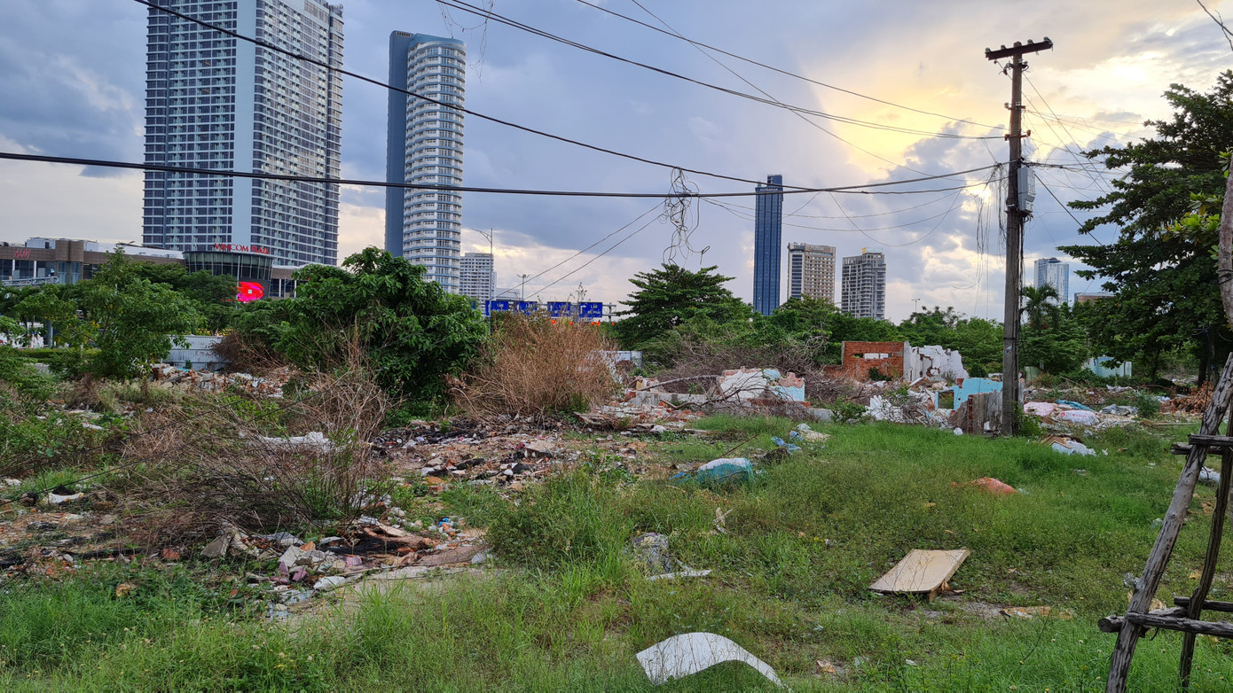 Khu "đất vàng" trên trục đường từ cầu Sông Hàn ra biển đường Phạm Văn Đồng sẽ được Đà Nẵng đưa ra đấu giá. Khu "đất vàng" trên trục đường từ cầu Sông Hàn ra biển đường Phạm Văn Đồng sẽ được Đà Nẵng đưa ra đấu giá.