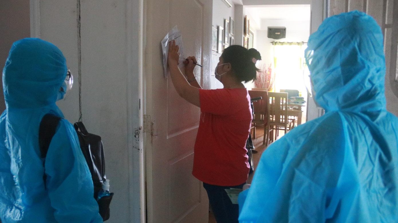 Người dân tổ 26 phường Nại Hiên Đông ký nhận tiền. Theo kế hoạch, có 15.661 người dân thuộc các tổ dân phố ở phường Nại Hiên Đông, gồm: Nại Tú, Nại Nghĩa, Nại Thịnh, Nại Thịnh Đông, Nại Thịnh Đông 2, Nại Hưng 1, Nại Hưng 1A, Nại Hưng 1B, Vũng Thùng, Nại Hưng 2+Habour villa… được phát tiền trong chiều ngày 5/8. Các khu vực còn lại sẽ tổ chức những ngày sau đó. Ảnh: Nguyễn Thành