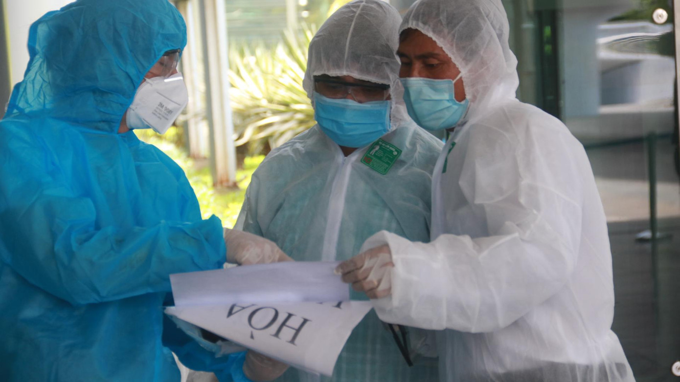 Phương án đón hành khách được bàn bạc kỹ lưỡng trước giờ máy bay hạ cánh. Ban liên lạc Hội đồng hương Đà Nẵng tại TPHCM là cơ quan đầu mối, tổng hợp danh sách những người dân đang sống tại TPHCM đã được TP Đà Nẵng đồng ý, phối hợp với các sở ngành, quận, huyện và các cơ quan liên quan trong quá trình tổ chức thực hiện.