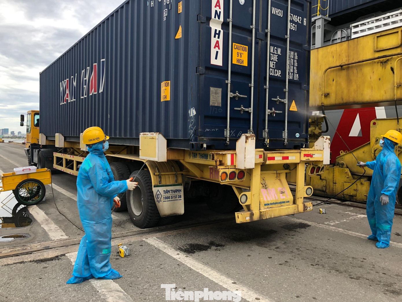 Vận chuyển hàng hoá tại cảng Tiên Sa (Đà Nẵng) trong những ngày dịch bùng phát.