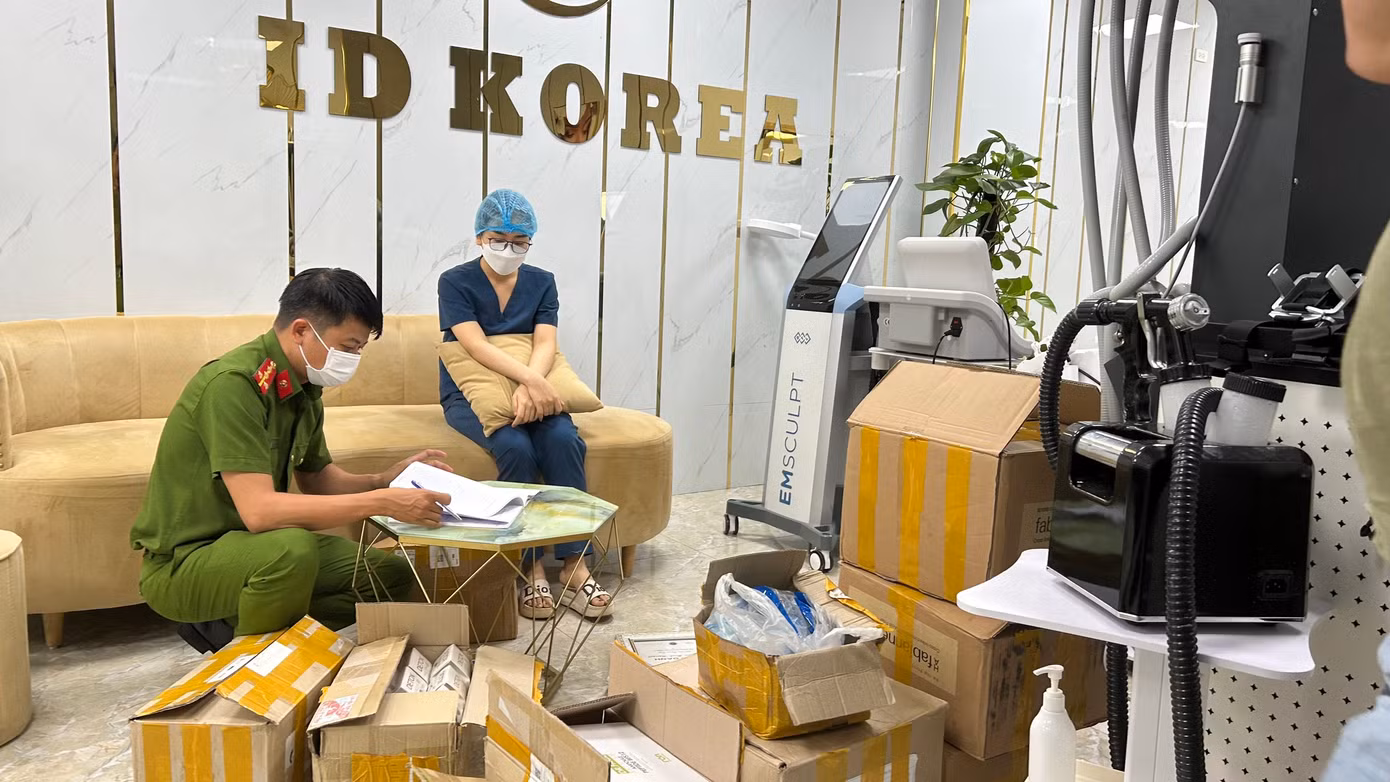 Công an làm việc với bà L.T.H người được quảng cáo là "bác sĩ thẩm mỹ giỏi nhất Đà Nẵng". (Ảnh: Văn Quốc).
