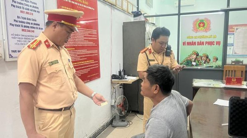 Đối tượng Đặng Ngọc Dũng tại cơ quan công an. (Ảnh: CA)