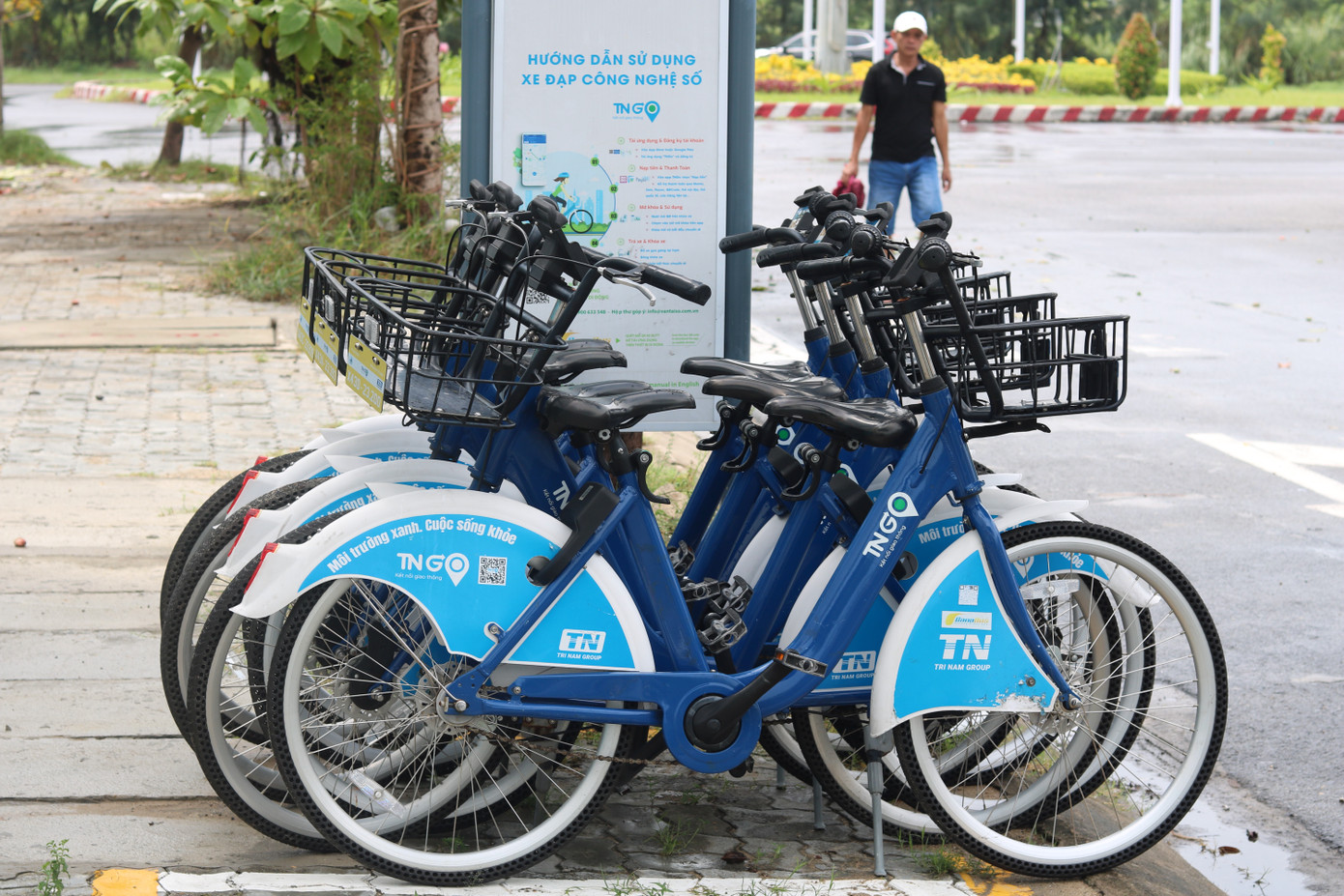 Tại các trạm xe đạp công cộng, các phương tiện được xếp sát nhau và neo chằng cẩn thận. Tại các trạm xe đạp công cộng, các phương tiện được xếp sát nhau và neo chằng cẩn thận.