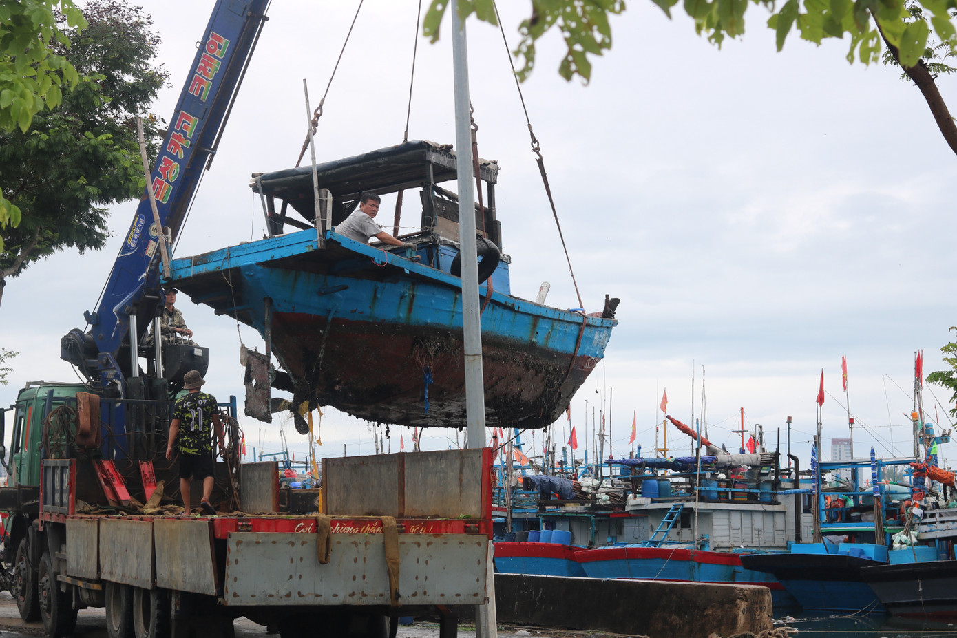 Các ngư dân cho biết, chấp nhận bỏ một khoản tiền từ 400-600 ngàn đồng cho một lần cẩu tàu lên bờ để giảm thiểu thiệt hại nếu có mưa, gió lớn. Các ngư dân cho biết, chấp nhận bỏ một khoản tiền từ 400-600 ngàn đồng cho một lần cẩu tàu lên bờ để giảm thiểu thiệt hại nếu có mưa, gió lớn.