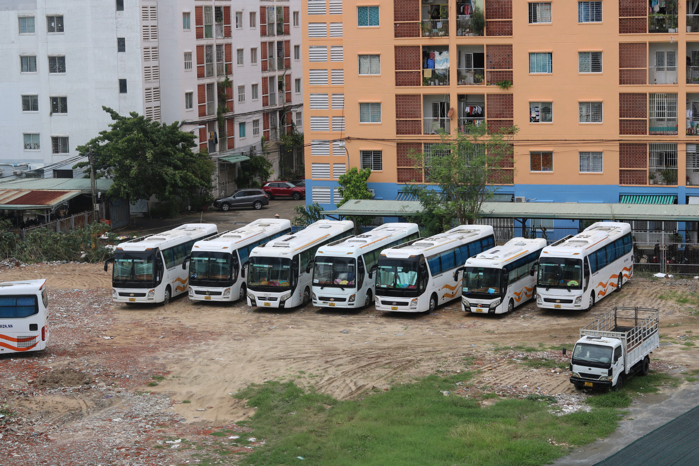 Nhiều xe khách cũng tìm chỗ cao để tránh ngập trong 2 ngày qua. Nhiều xe khách cũng tìm chỗ cao để tránh ngập trong 2 ngày qua.