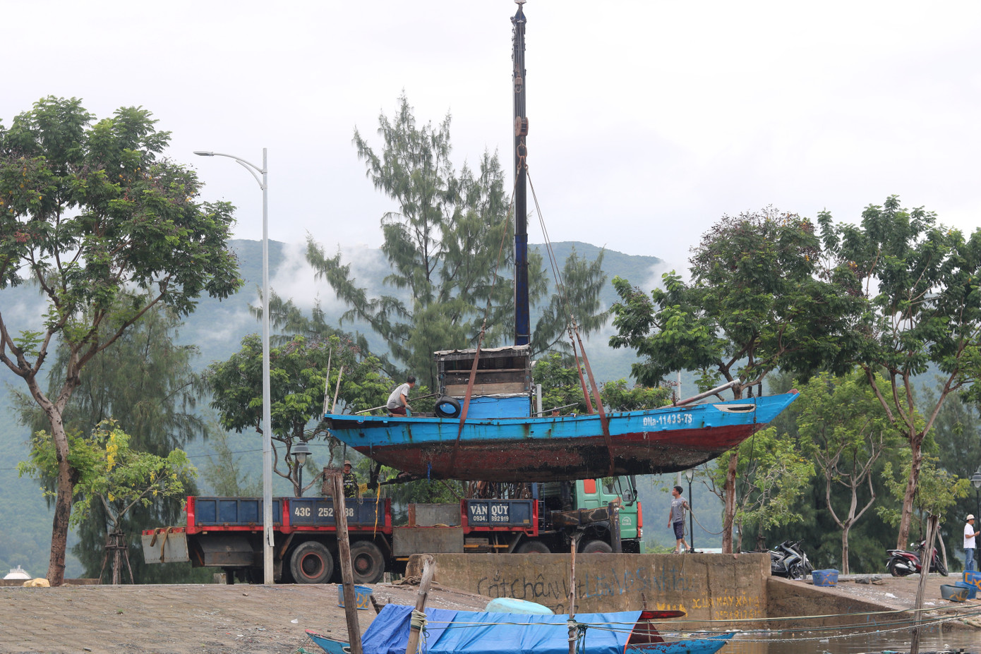 Trong sáng nay, nhiều tàu thuyền có nguy cơ chìm, vào nước vẫn được các ngư dân Đà Nẵng khẩn trương đưa lên bờ đề phòng bất trắc nếu có mưa, gió lớn. Trong sáng nay, nhiều tàu thuyền có nguy cơ chìm, vào nước vẫn được các ngư dân Đà Nẵng khẩn trương đưa lên bờ đề phòng bất trắc nếu có mưa, gió lớn.