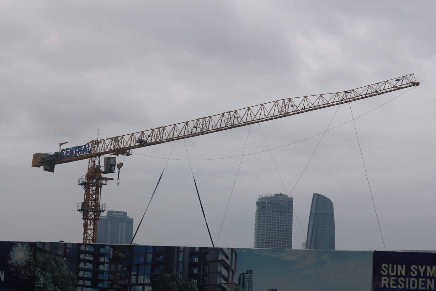 Các cần phục vụ xây dựng dự án dọc bờ sông Hàn được gia cố cẩn thận đề phòng đổ gãy nếu có mưa, gió lớn. Các cần phục vụ xây dựng dự án dọc bờ sông Hàn được gia cố cẩn thận đề phòng đổ gãy nếu có mưa, gió lớn.