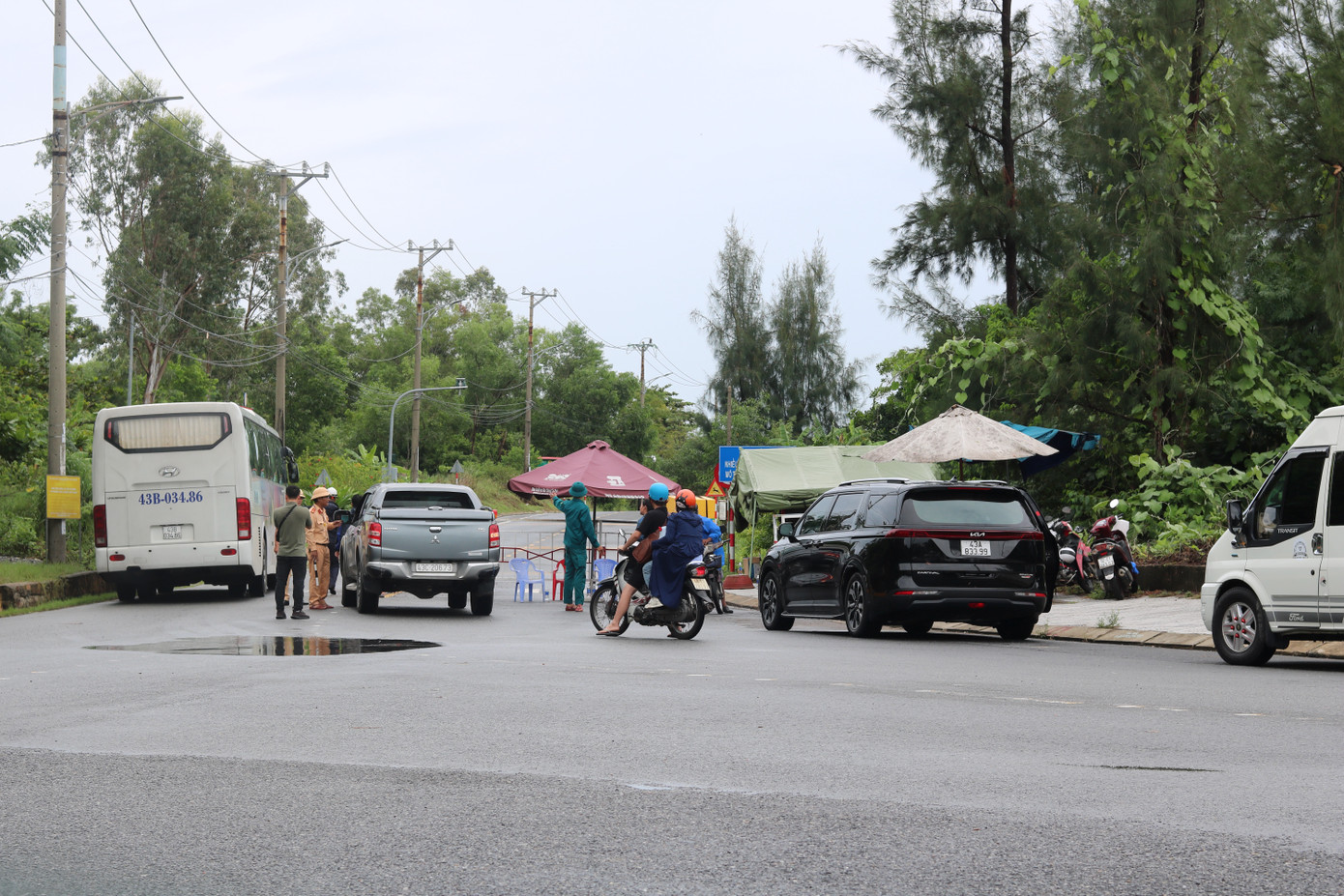 Từ ngày 18/9, Đà Nẵng ngừng tham quan bán đảo Sơn Trà để đề phòng mưa bão. Đến sáng nay, thời tiết nắng ráo, không mưa, gió nhưng các chốt chặn tại khu vực vẫn được duy trì để ngăn không cho phương tiện, người dân không có nhiệm vụ lên bán đảo. Từ ngày 18/9, Đà Nẵng ngừng tham quan bán đảo Sơn Trà để đề phòng mưa bão. Đến sáng nay, thời tiết nắng ráo, không mưa, gió nhưng các chốt chặn tại khu vực vẫn được duy trì để ngăn không cho phương tiện, người dân không có nhiệm vụ lên bán đảo.