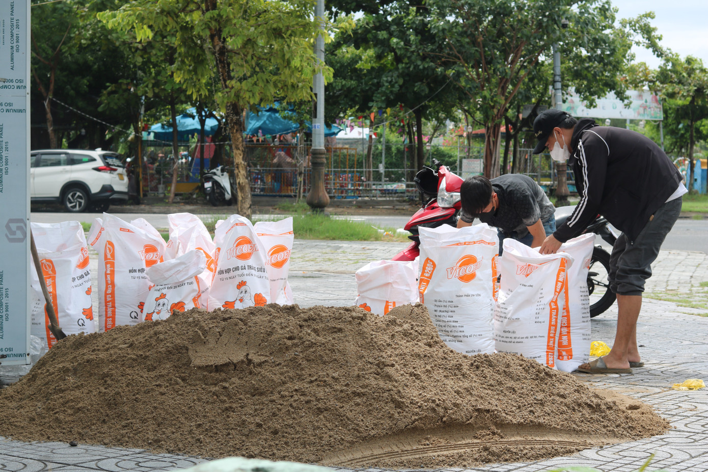 Một hộ kinh doanh trên đường Vân Đồn (phường Nại Hiên Đông, quận Sơn Trà) vẫn dùng cát đổ vào các bao tải lớn gia cố cửa hàng của mình đề phòng ngập nước nếu có mưa lớn. Trước đó, ngày 18/9, tại khu vực Nại Hiên Đông, nhiều tuyến đường đã xảy ra ngập cục bộ do mưa lớn kéo dài. Một hộ kinh doanh trên đường Vân Đồn (phường Nại Hiên Đông, quận Sơn Trà) vẫn dùng cát đổ vào các bao tải lớn gia cố cửa hàng của mình đề phòng ngập nước nếu có mưa lớn. Trước đó, ngày 18/9, tại khu vực Nại Hiên Đông, nhiều tuyến đường đã xảy ra ngập cục bộ do mưa lớn kéo dài.