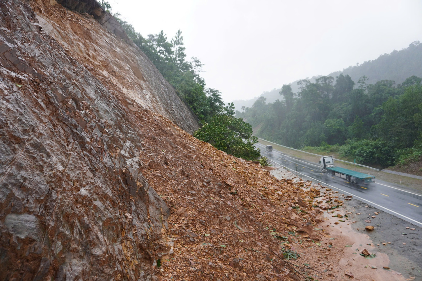 Cùng với đó, có 15 vị trí trên tuyến bị đất đá lấp rãnh dọc, rãnh đỉnh. 250 cây ngã đổ vào tường rào bảo vệ.