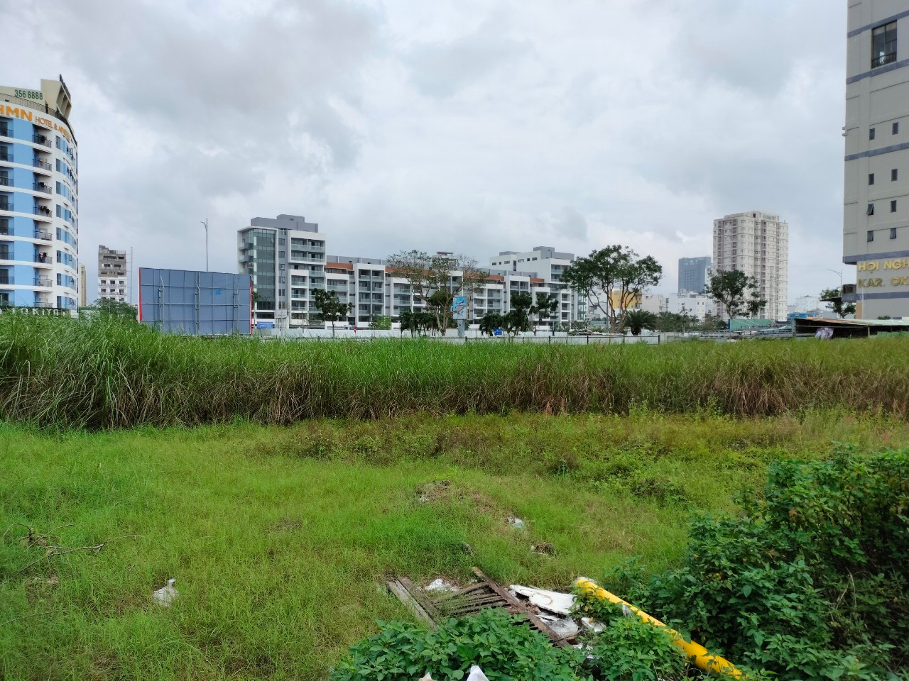 Để đảm bảo quyền lợi của cá nhân, tổ chức liên quan đến lô đất này, vừa qua, Văn phòng cơ quan CSĐT, Bộ Công an đã có văn bản đề nghị Sở TN&MT TP Đà Nẵng báo cáo giải trình và làm rõ trách nhiệm của những cá nhân liên quan khi tham mưu, duyệt, ký các văn bản cung cấp thông tin không chính xác cho Cơ quan CSĐT và Cục Thi hành án dân sự TP Đà Nẵng về nội dung thay đổi và cơ sở pháp lý đối với quyền sử dụng đất tại lô đất này. Để đảm bảo quyền lợi của cá nhân, tổ chức liên quan đến lô đất này, vừa qua, Văn phòng cơ quan CSĐT, Bộ Công an đã có văn bản đề nghị Sở TN&MT TP Đà Nẵng báo cáo giải trình và làm rõ trách nhiệm của những cá nhân liên quan khi tham mưu, duyệt, ký các văn bản cung cấp thông tin không chính xác cho Cơ quan CSĐT và Cục Thi hành án dân sự TP Đà Nẵng về nội dung thay đổi và cơ sở pháp lý đối với quyền sử dụng đất tại lô đất này.