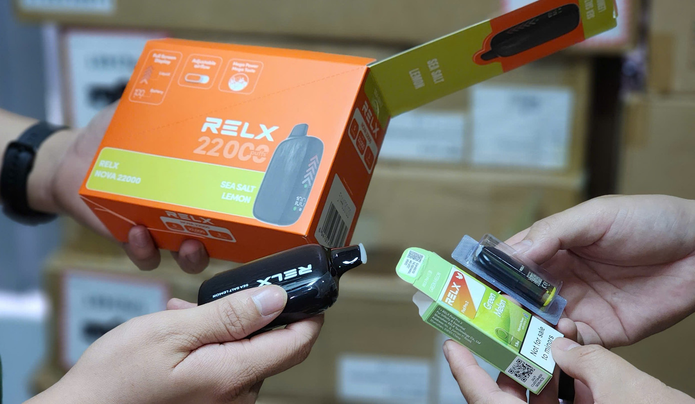 Các loại thuốc lá điện tử bên trong các thùng hàng.