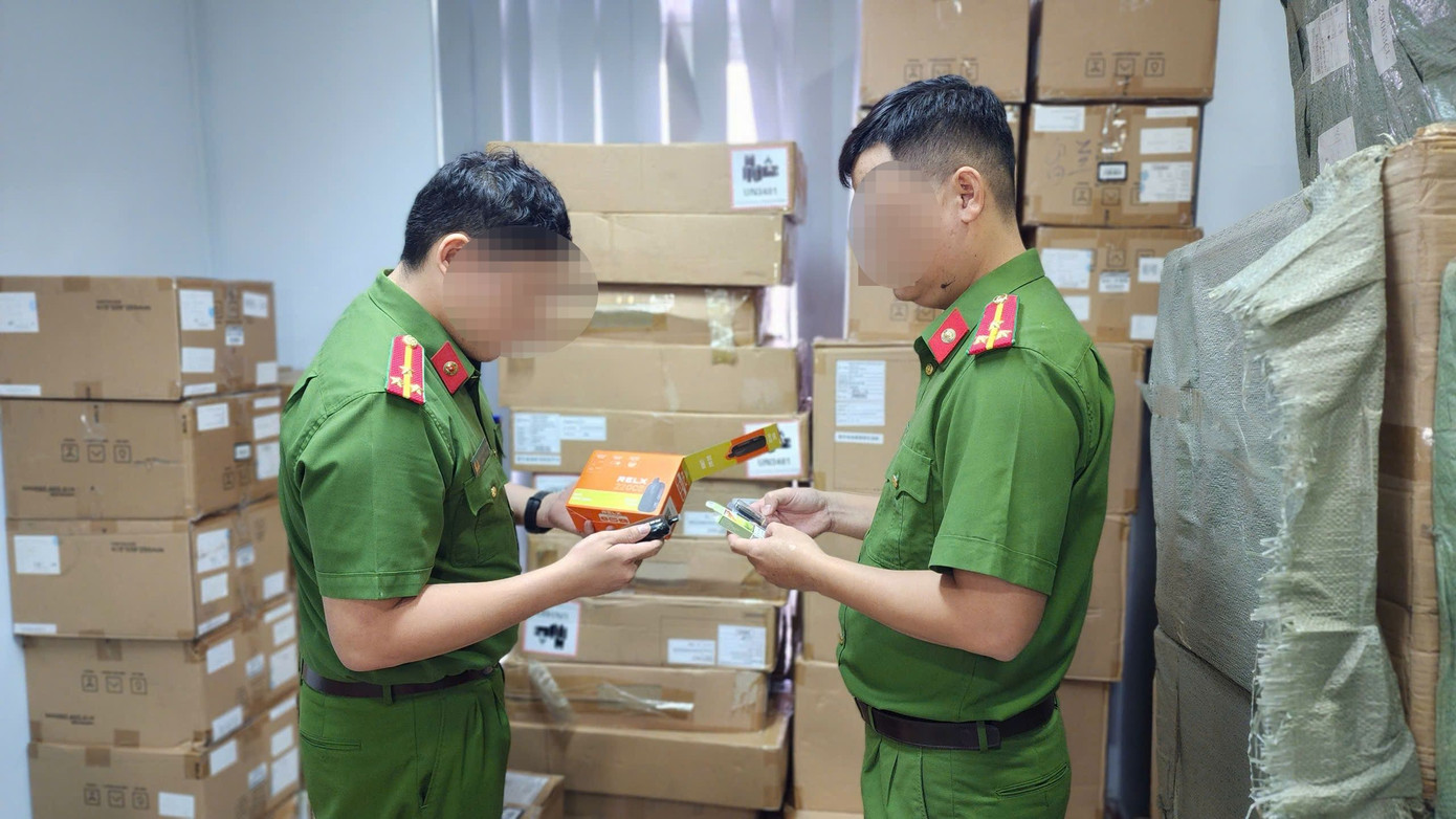 Công an kiểm tra số thuốc lá điện tử không rõ nguồn gốc xuất xứ.