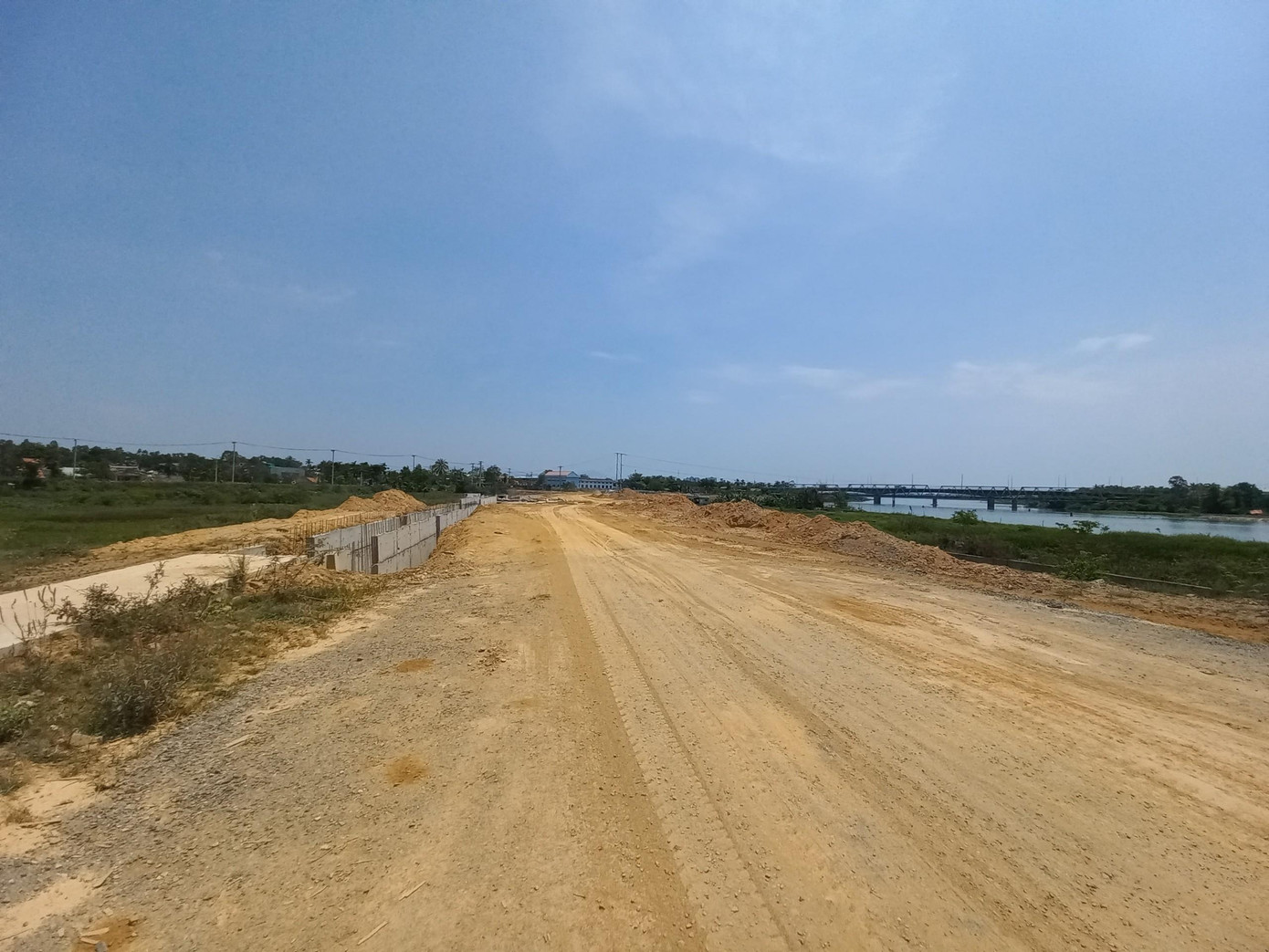 Theo kế hoạch, trong quý I/2021, quận Cẩm Lệ sẽ hoàn thành và bàn giao 17 hồ sơ giải phóng mặt bằng, huyện Hòa Vang sẽ bàn giao 60 hồ sơ để triển khai thi công. Tuy nhiên đến nay, cả 2 địa phương này vẫn chưa giải quyết xong, khiến dự án tiếp tục đình trệ. Theo kế hoạch, trong quý I/2021, quận Cẩm Lệ sẽ hoàn thành và bàn giao 17 hồ sơ giải phóng mặt bằng, huyện Hòa Vang sẽ bàn giao 60 hồ sơ để triển khai thi công. Tuy nhiên đến nay, cả 2 địa phương này vẫn chưa giải quyết xong, khiến dự án tiếp tục đình trệ.