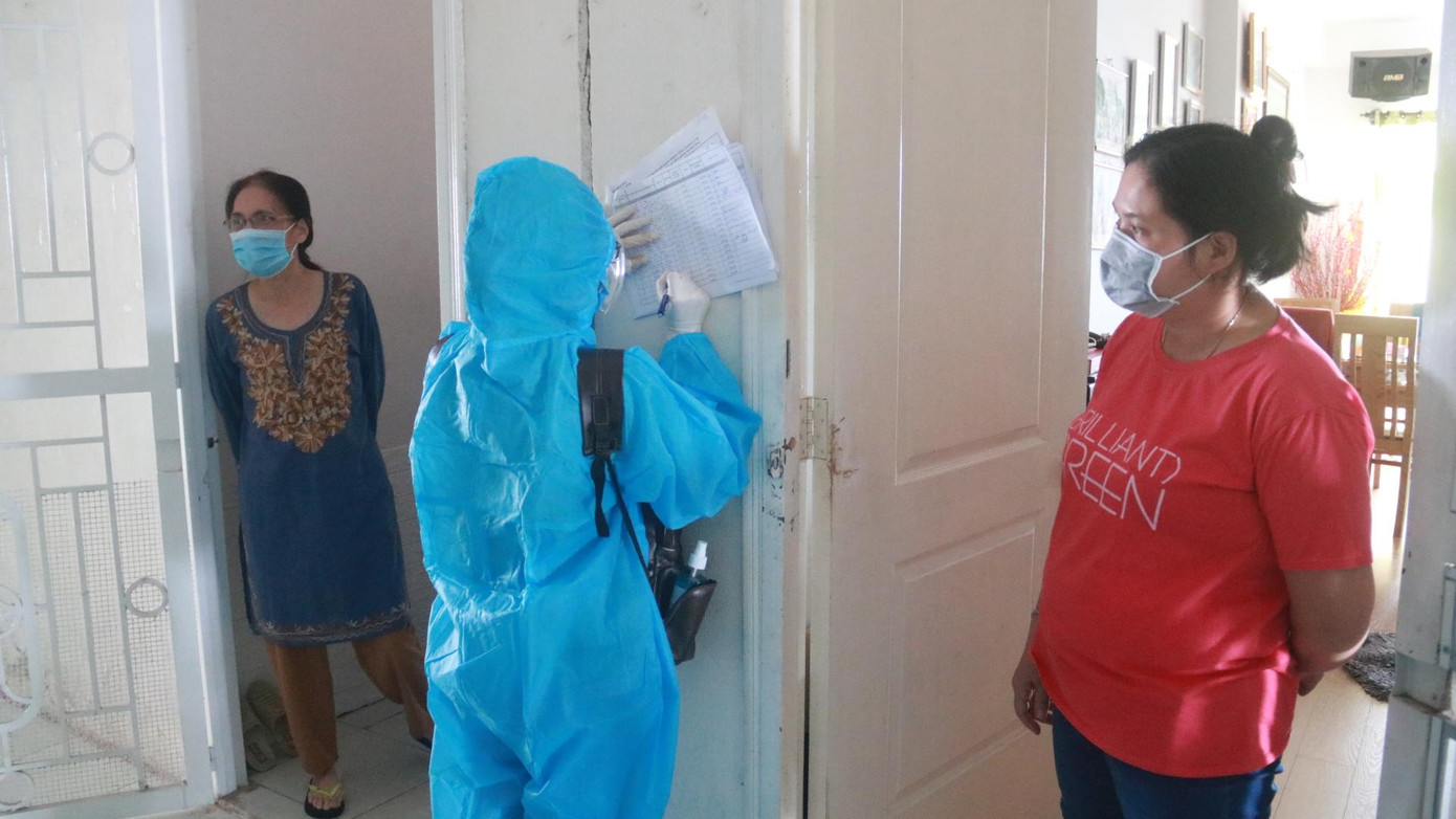 Theo đó, mỗi người dân sẽ được phát 40.000 đồng/ngày, 5 ngày sẽ phát một lần và một lần sẽ nhận tổng cộng 200.000 đồng/người. Để đảm bảo phòng chống dịch, cán bộ phường đi phát tiền mặc áo quần bảo hộ. Ảnh: Nguyễn Thành