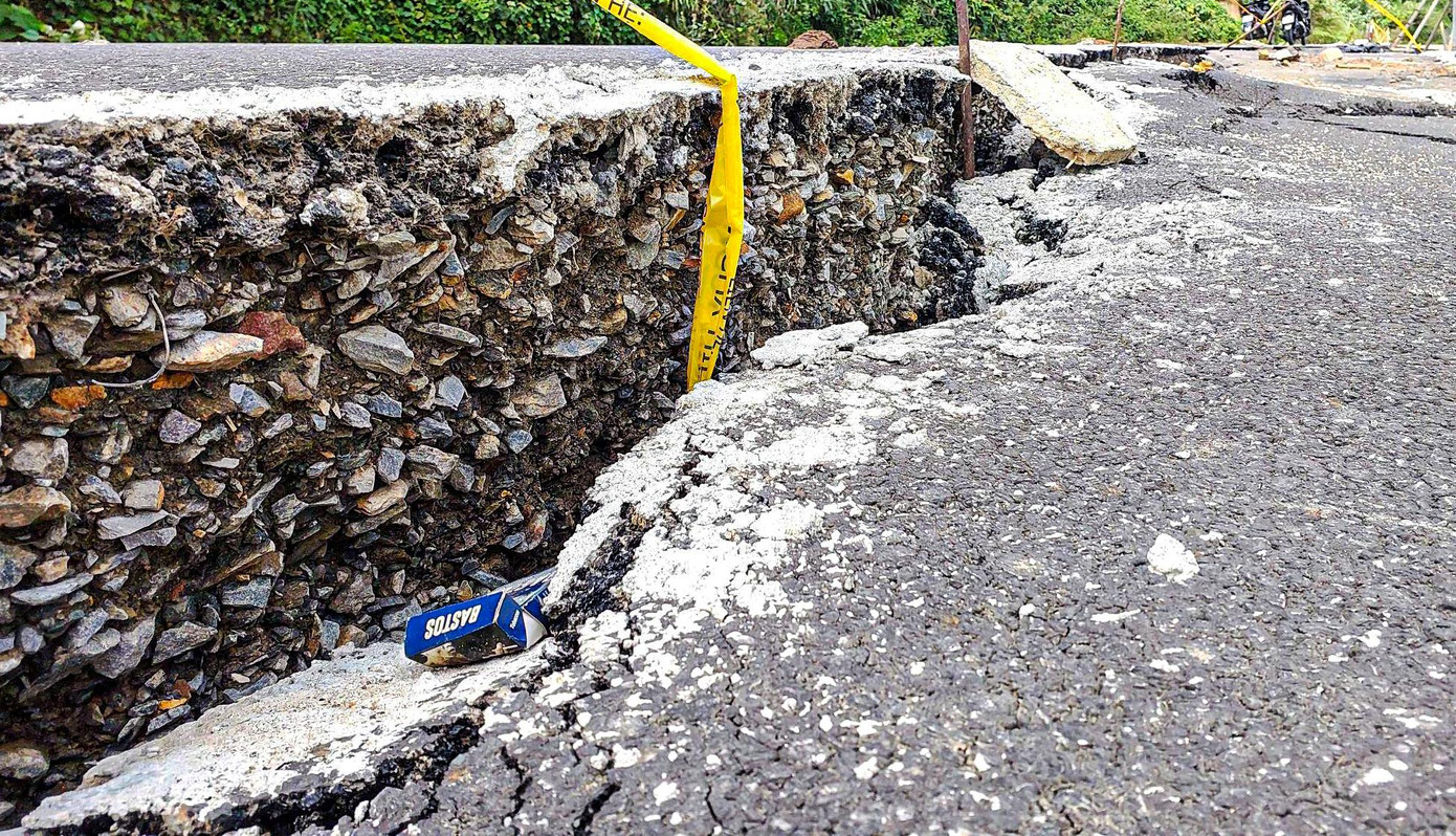 Mặt đường ĐT601 sụt lún hư hỏng nặng.